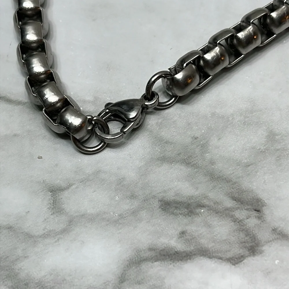 GUCCI STAINLESS STEEL PENDANT AND CHAIN. EUC - Picture 9 of 11